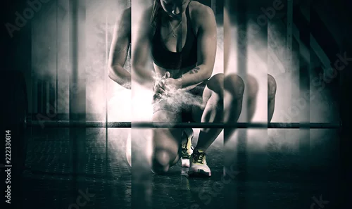 Obraz Kobieta trening z sztangą przy gym. Efekt lustra