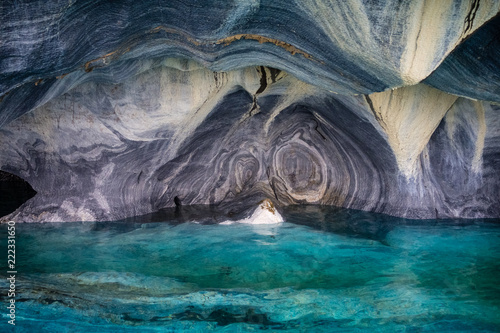 Canvas Print Detail of the marble cathedral in lake General Carrera with blue water, Patagonia of Chile