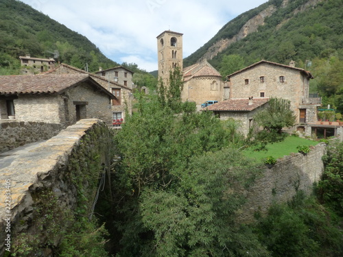 Wallpaper Mural Beget. Pueblo bonito de Girona, Cataluña, España Torontodigital.ca