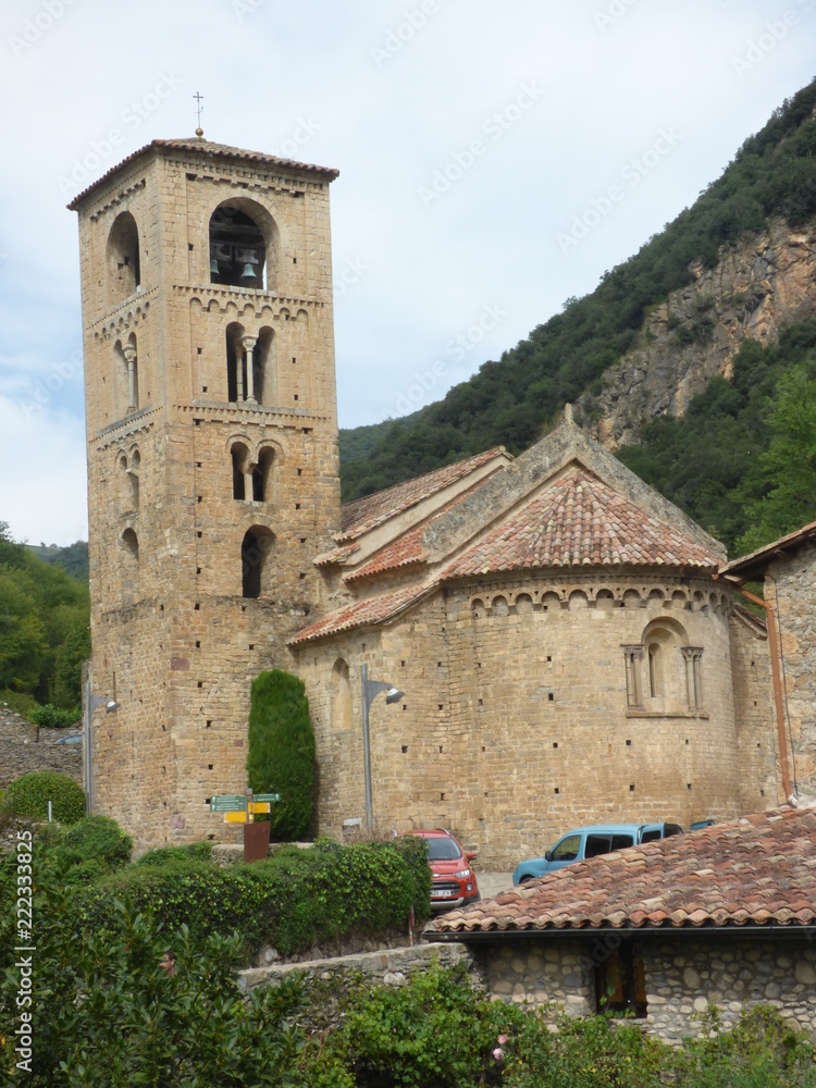 Fototapeta premium iglesia de Beget. Pueblo bonito de Girona, Cataluña, España