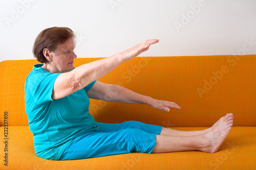 Seniorin macht Gymnastik © rainbow33