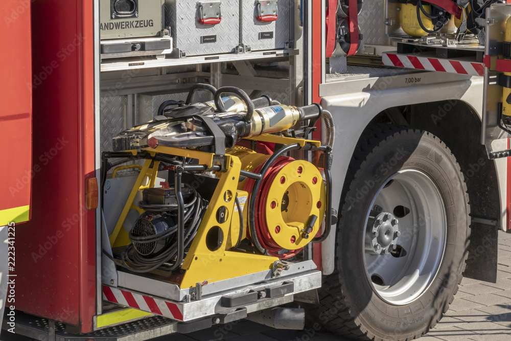 Hydraulikaggregat mit Schere und Spreizer im Einsatzwagen Hydraulikaggregat mit Schere und Spreizer im Einsatzwagen