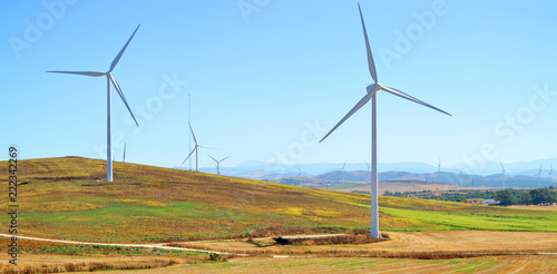 Energía eólica en Andalucía, molinos de viento en Tarifa, sur de Europa