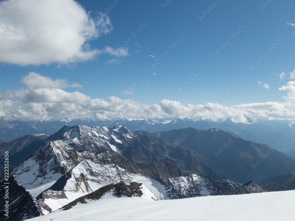 Obraz premium beautiful glacier hike and clim to Weisskugel mountain
