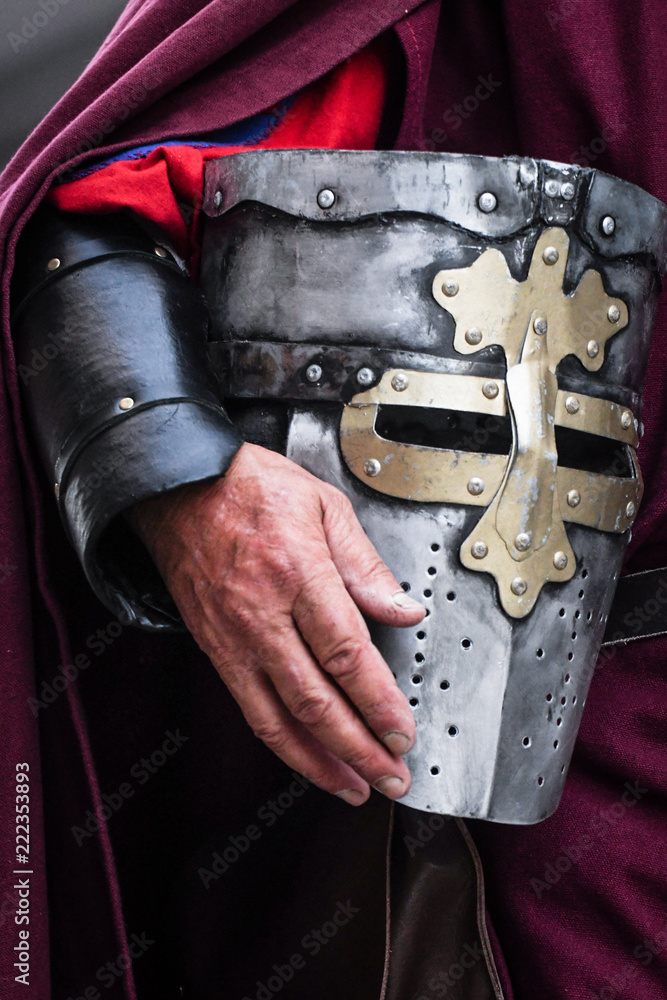Cavaliere medievale con elmo in mano Stock Photo | Adobe Stock