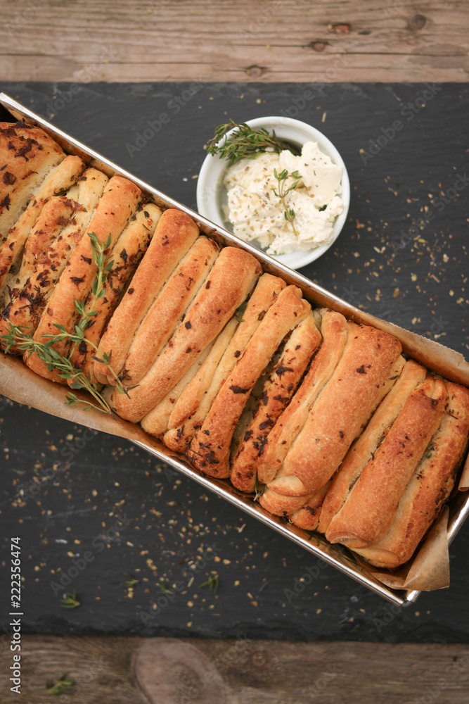 Kräuterbaguette, mediterranes Brot mit Kräutern, Pull Apart Brot Stock ... Kräuterbaguette, mediterranes Brot mit Kräutern, Pull Apart Brot Stock ...