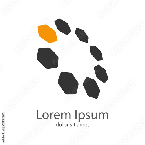 Logotipo abstracto con hexagonos en circulo con perspectiva gris y naranja