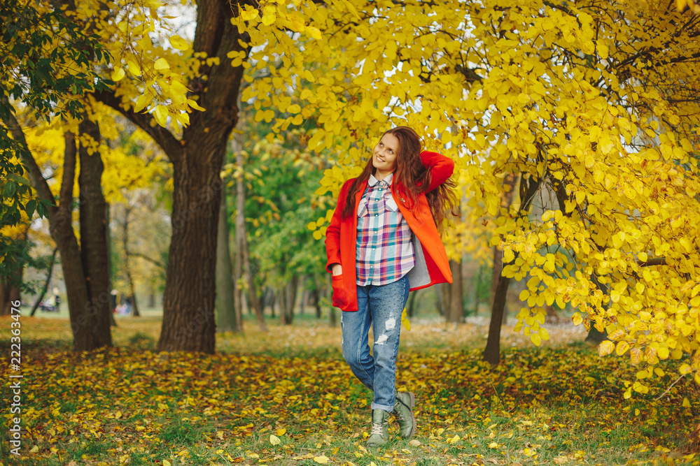 Beautiful girl playing with hair while walking in the autumn par Beautiful girl playing with hair while walking in the autumn par