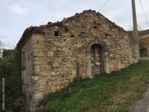 casa nativa em tijolos e pedras em um lugar deserto