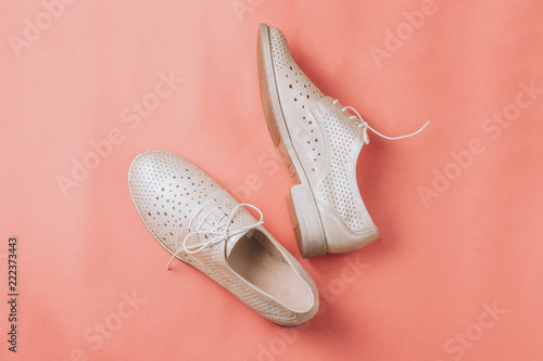 Φωτογραφία fashion beige oxford shoes on pink background.