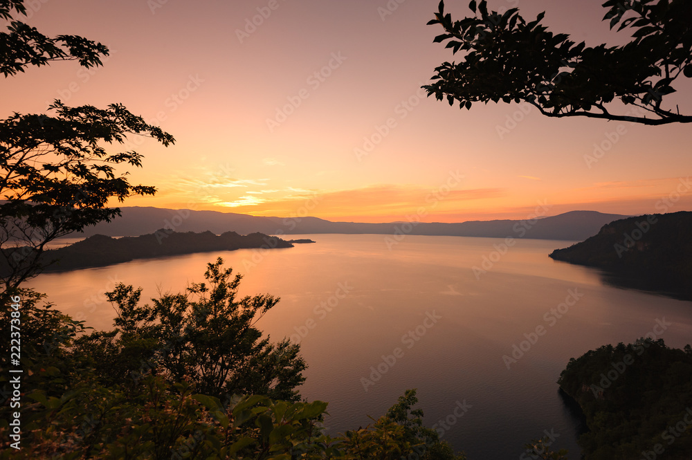 夕暮れの十和田湖
