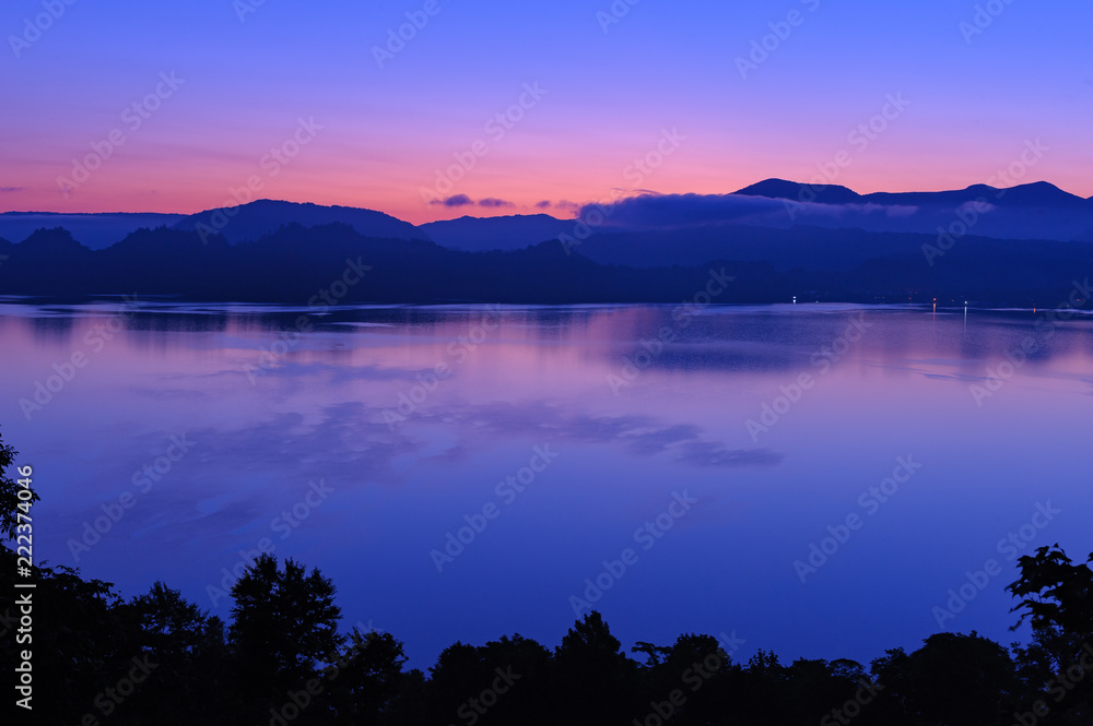 夜明けの十和田湖