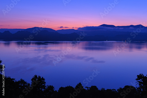 夜明けの十和田湖