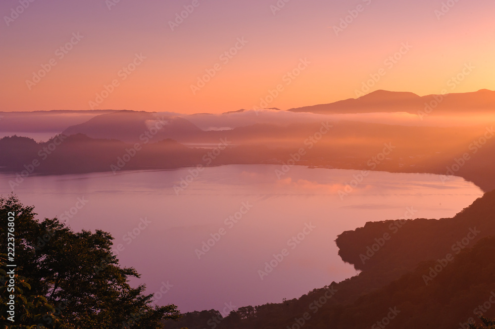 夜明けの十和田湖