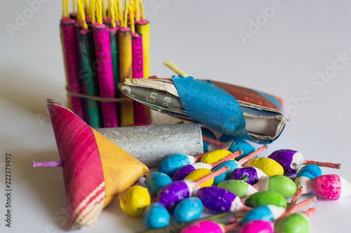 Colores brillantes de petardos mexicanos con fusibles de color rosa y amarillo photo