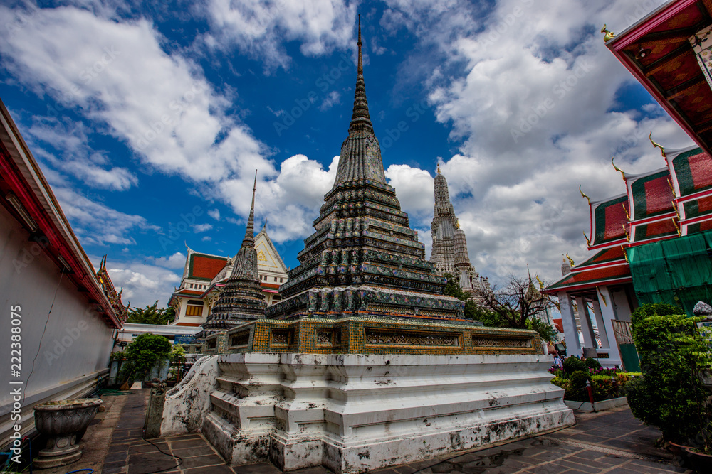 Fototapeta premium Bangkok: September 1, 2018, tourists, groups of people visit the beauty of (Wat Arun Ratchawararam Ratchawaramahawihan), which is close to Tha Tian Express Boat Pie, overlooking the Chao Phraya River