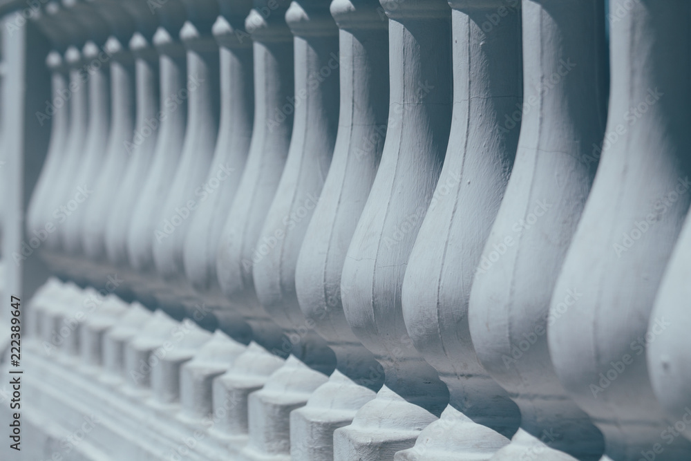 Fototapeta premium Ogrodzenie z białymi kolumnami. Balustrada