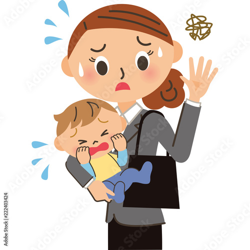 泣いてる子供を連れて通勤する女性