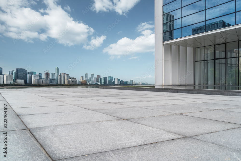 Fototapeta premium Panoramic skyline and buildings with empty square floor