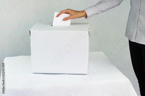 Wybory. Kobieta głosująca w wyborach