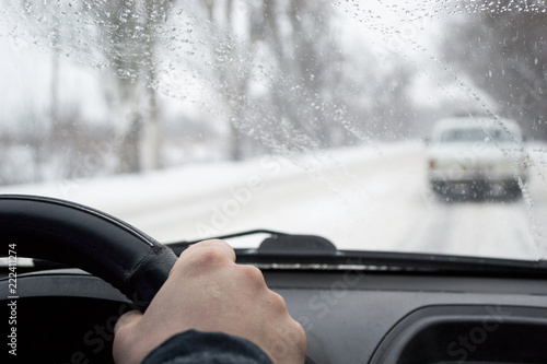 Foto Concept of bad weather and dangerous on the road in winter