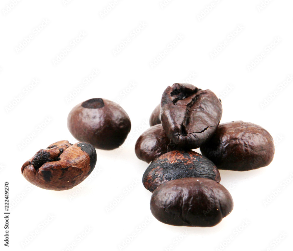 Obraz premium Coffee beans isolated.