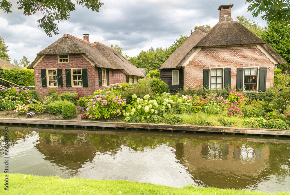 Fototapeta premium Thatched Roof House in Giethoorn, Holland