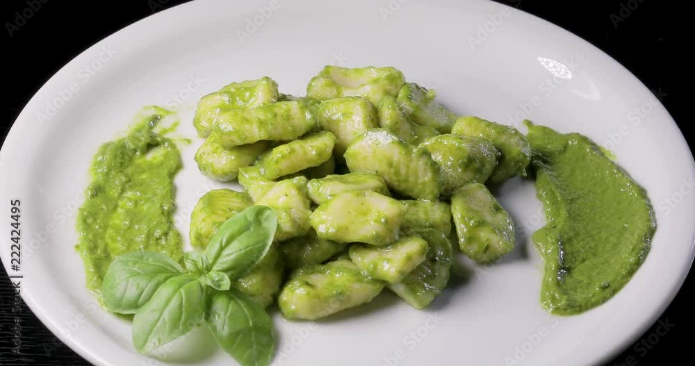 Gnocchi di patate con pesto al basilico fresco genovese. Cibo vegetariano. Gnocchi di patate con pesto al basilico fresco genovese. Cibo vegetariano.