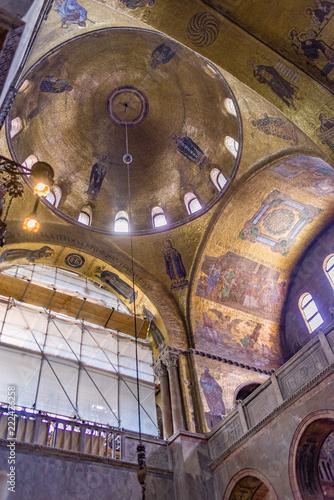 Slika na platnu Vertical: Details inside of St Mark's Basilica in Venice, Italy