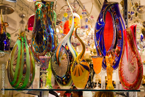Photo Bright, colorful Murano glass vases and glassware on display in Venice shop window