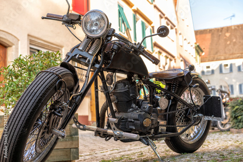 Altes Motorrad steht in Gasse der Altstadt 