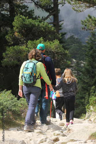 Famille de randonneurs en montagne-2099