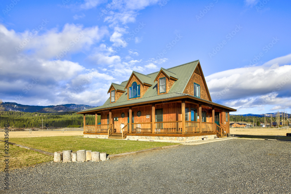 Obraz premium Nice wooden ranch home with beautiful landscape in the countryside.