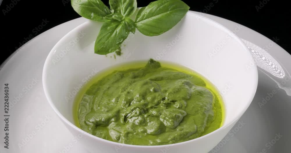 Pesto alla genovese italiano dop. Composto da basilico fresco, pinoli, olio extra vergine di oliva e formaggio misto grattato. Cibo vegetariano. Pesto alla genovese italiano dop. Composto da basilico fresco, pinoli, olio extra vergine di oliva e formaggio misto grattato. Cibo vegetariano.