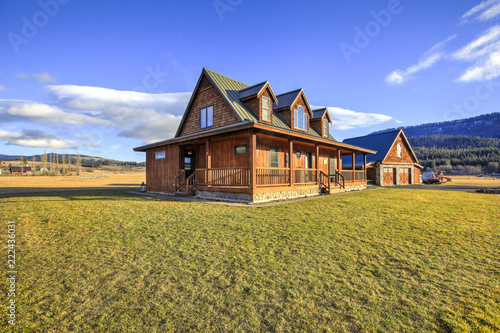 Foto Nice wooden ranch home with beautiful landscape in the countryside