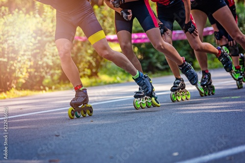Obraz na płótnie Inline roller skaters racing in the park o w salonie