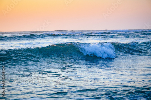 Fototapeta Fale oceanu w zachód ligth