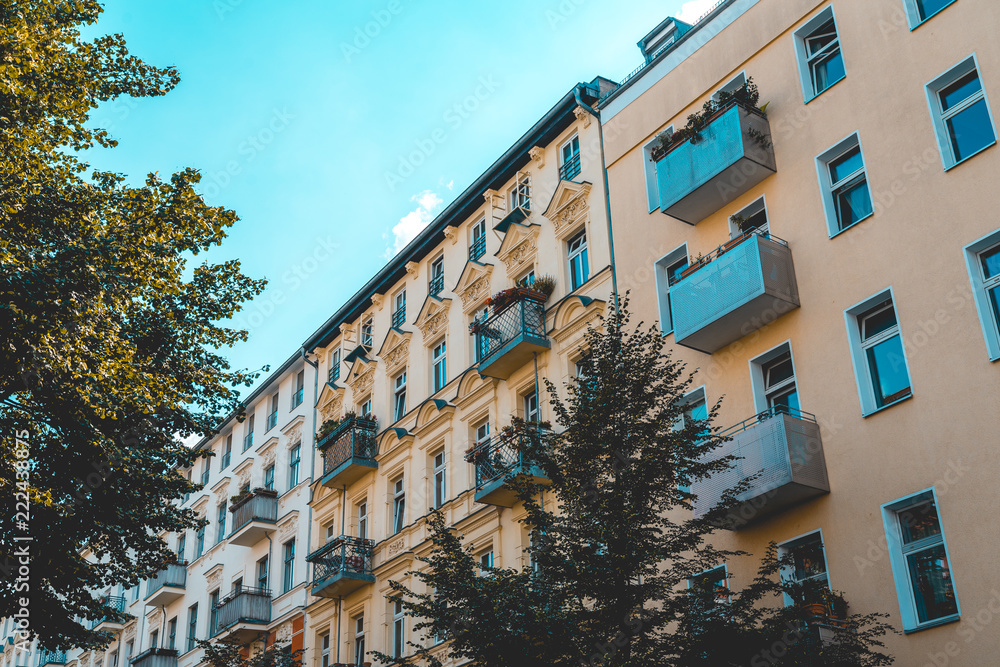 Naklejka premium orange apartment buildings with trees in the foreground