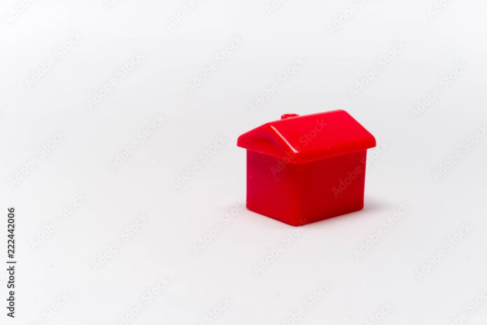 Czerwony dom na białym tle makro - obrazy, fototapety, plakaty 