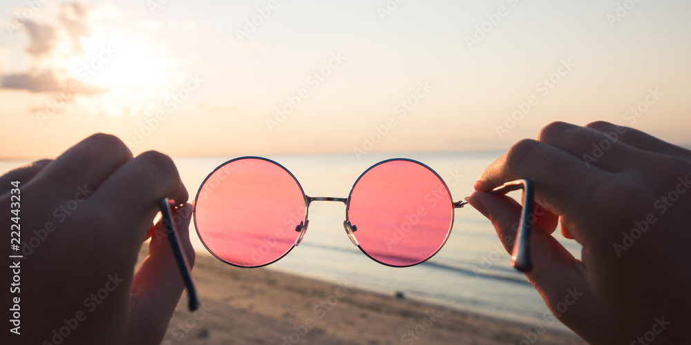 A look at the world through rosecolored glasses. foto de Stock Adobe