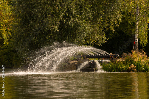 THW wälzt Wasser im See um, um Sauerstoff im Wasser anzureichern