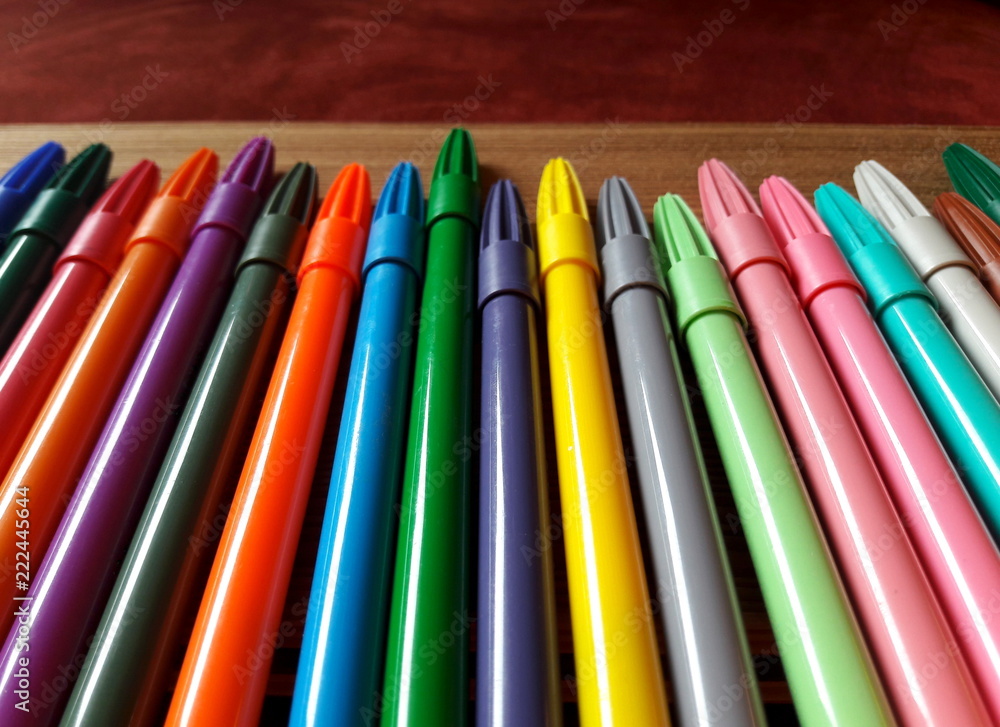 Pennarelli colorati sul banco di scuola Stock Photo