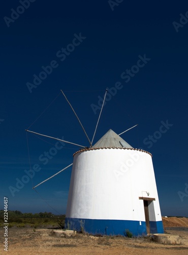 Moulin à vent à Alejezur, Algarve, Portugal photo