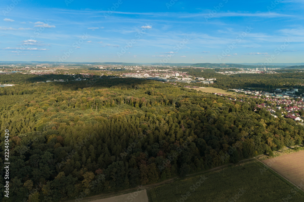 Luftbild mit Blick über einen Wald nach Stuttgart