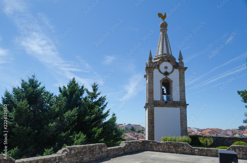 Campanario de la iglesia de la Villa medieval de Pinhel. Región de As Beiras. Portugal.
