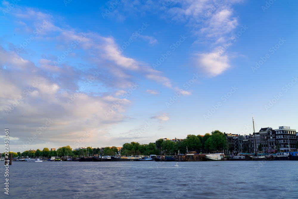 アムステルダムの河辺の景色