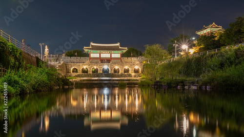 Fotografie Hwahongmun suwon hwaseong fortress night view