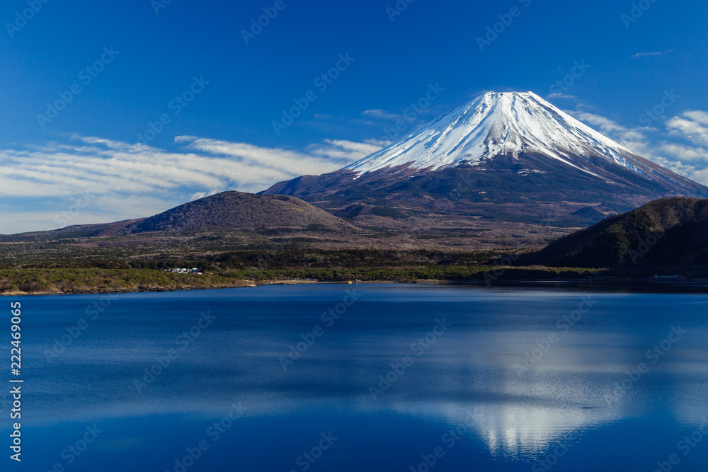 本栖湖から眺める富士山