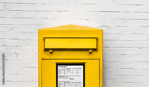 Konstfotografi Gelber Briefkasten Einwurfschlitz