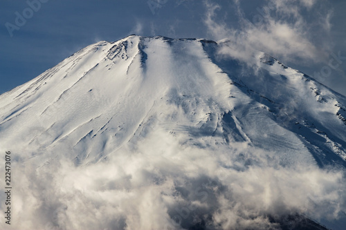 雲纏う冬の富士 © Takayoshi Oshima